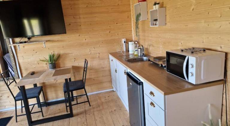 Lodge with patio, barbeque & hot tub | Pets allowed — photo 4