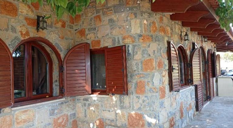 House with private pool, patio & yard in Eretria