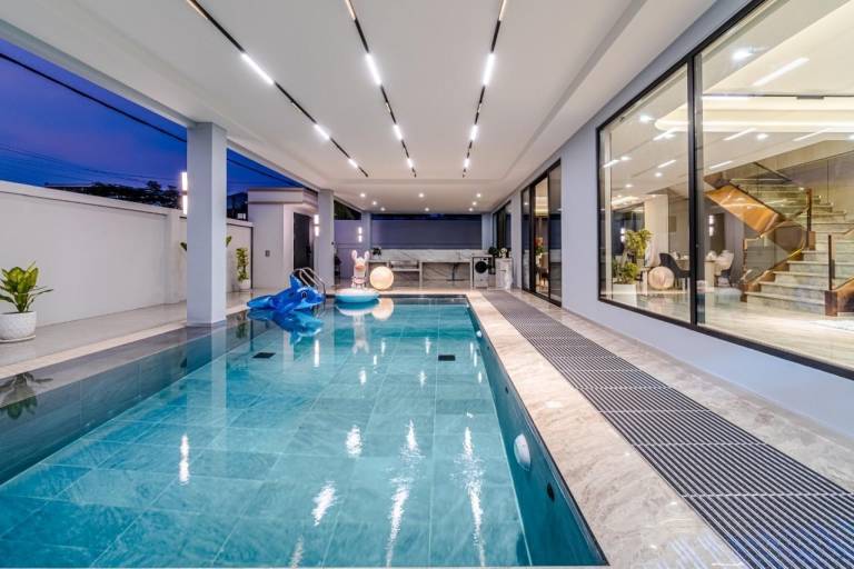 Villa with private pool, jacuzzi & BBQ | Perfect for remote work in Chonburi