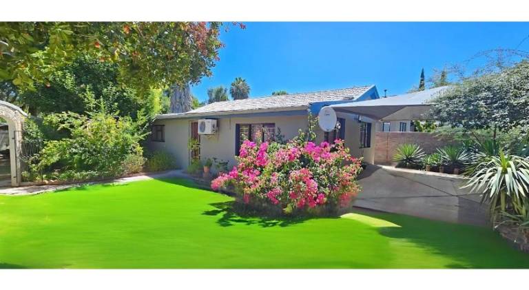 Holiday apartment with 1 room for 4 persons in Oudtshoorn