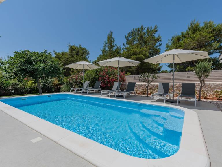 Apartment with pool, terrace & BBQ — photo 3