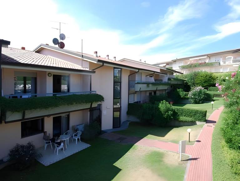 Serviced apartment with pool, barbecue & garden | Close to the beach | Dogs allowed in Desenzano del Garda