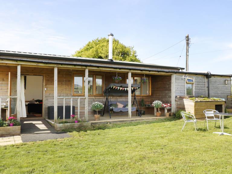 Family-friendly pleasant cottage with BBQ & yard | Pets are welcome — photo 2