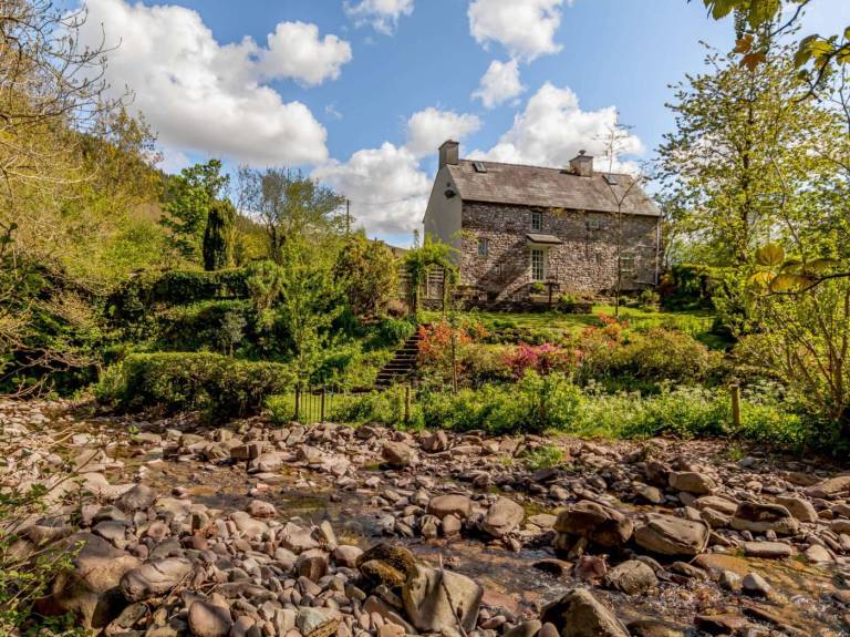 Fully equipped cottage with terrace, grill & yard | Water view | Pets are welcome in Usk