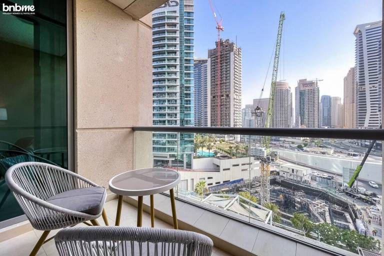 Apartment with hot tub & pool | Perfect for remote work in Dubai