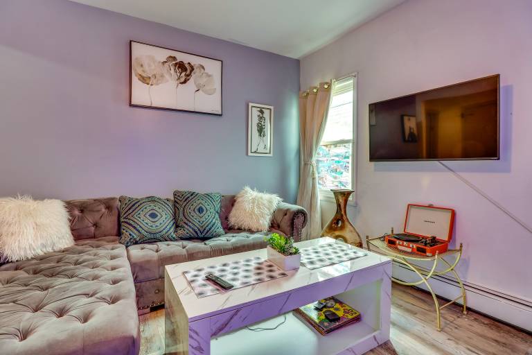 3 Mi to Dtwn Newark Eclectic & Walkable Apt