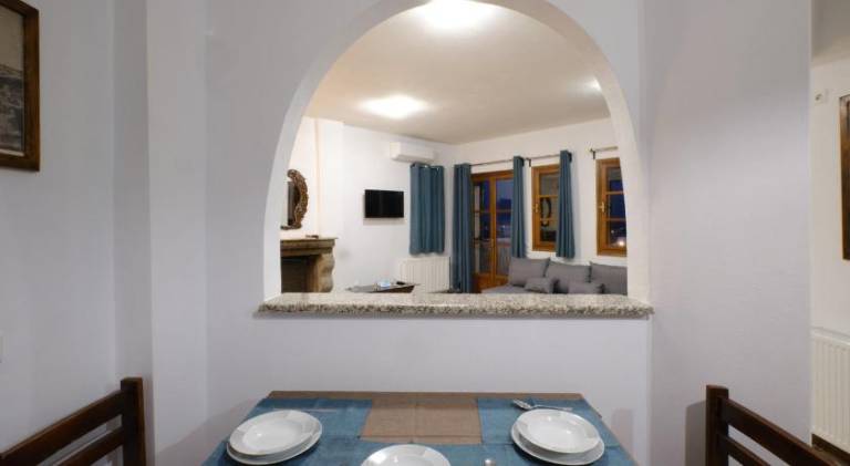 Villa with pool — photo 4