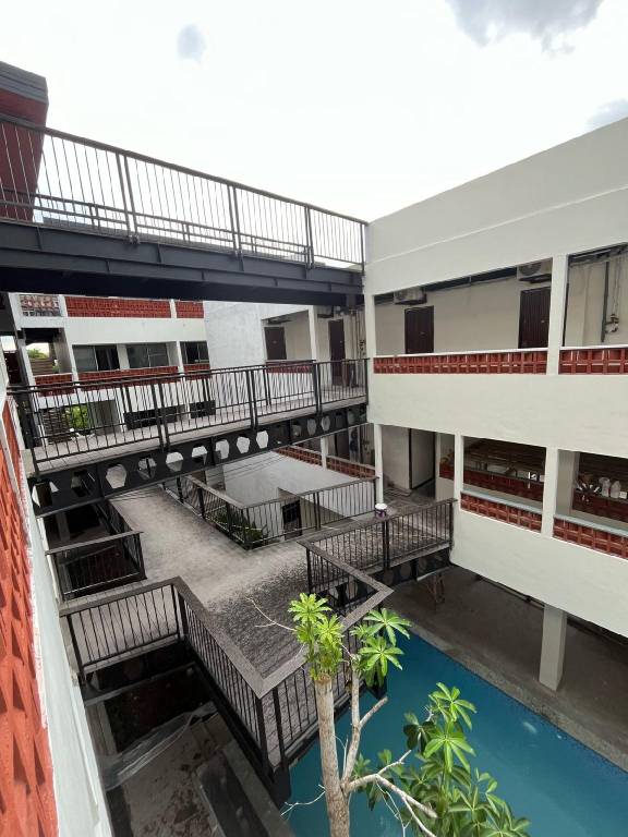 Serviced apartment with terrace & pool — photo 2