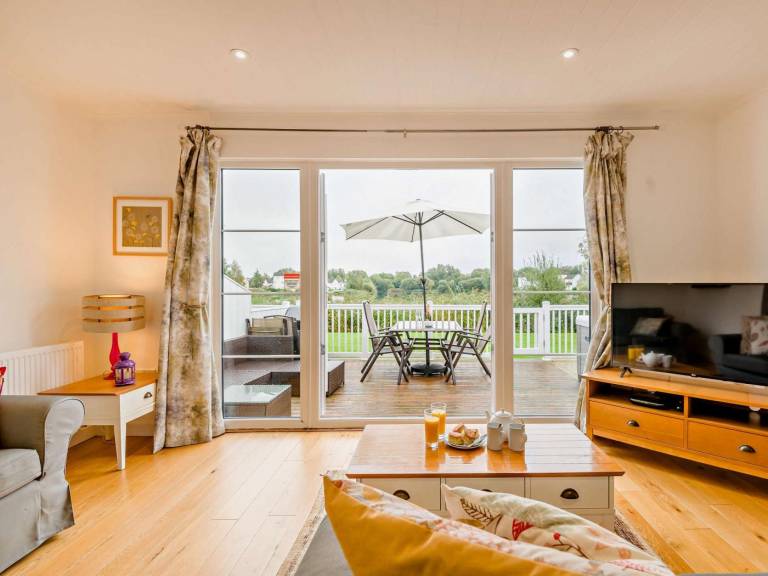 Cottage with garden & jacuzzi | Water view — photo 4