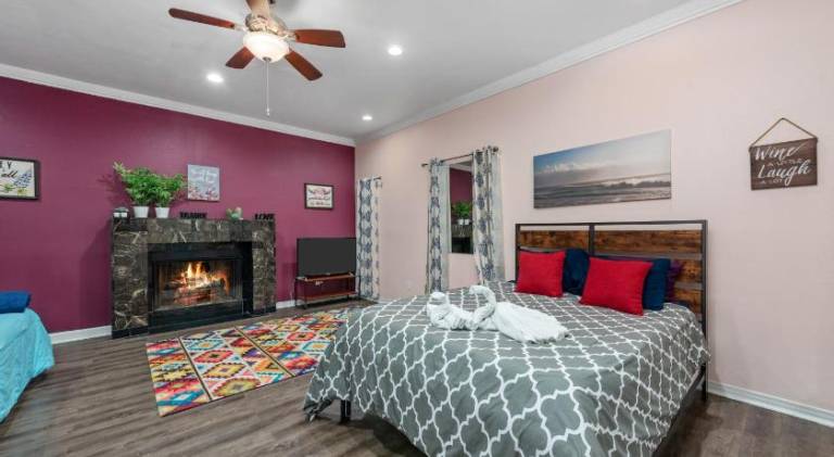 Spacious 2BR Apt with King Beds & Fully Equipped Kitchen — photo 3