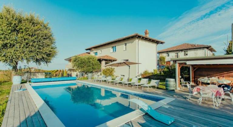 Charming apartment with yard, patio & private pool | Pets allowed in Neive