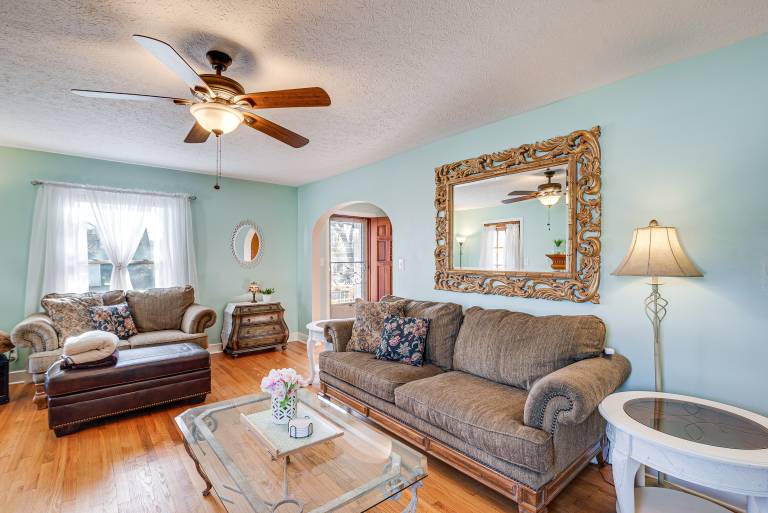 < 1 Mi to Dtwn Franklin: Charming Home w/ Sunroom! in Kent, KY