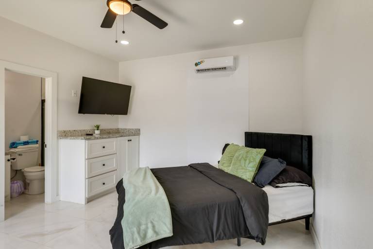 3 Blocks to Gulf! Modern Beach Base in South Padre — photo 5