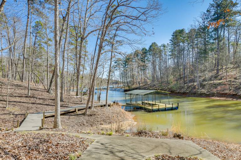 Lake Hartwell Getaway w/ Private Dock + Fire Pit! — photo 2