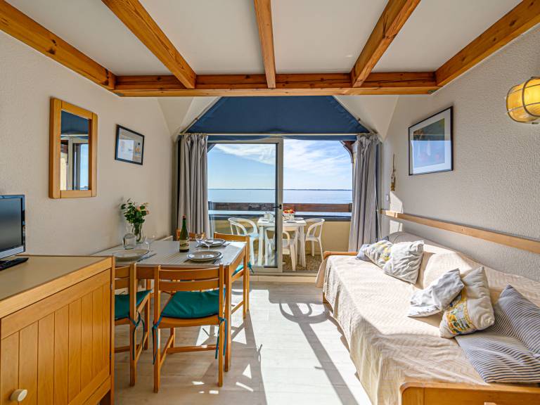 Rental apartment with patio | Sea view | Next to the beach | Suitable for remote work | Pets are welcome — photo 2