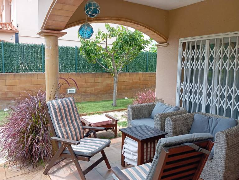 Vacation home with BBQ, patio & garden — photo 4