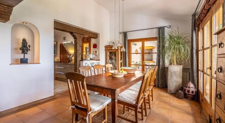 Villa with pool — photo 4