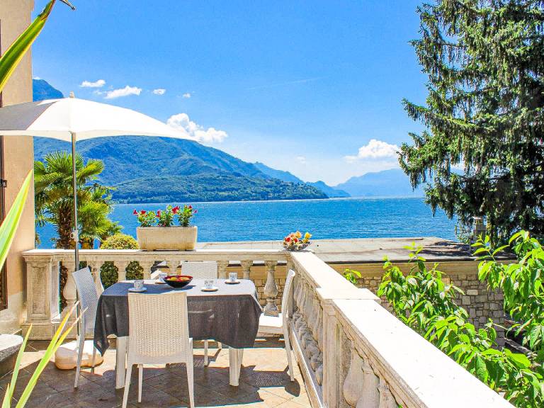 Fully equipped charming holiday apartment with heated pool, yard & barbecue | Garden view | Good for workation | Dogs allowed in Gravedona