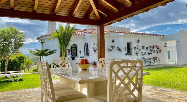 Ample villa with pool, grill & patio | Dogs allowed — photo 4
