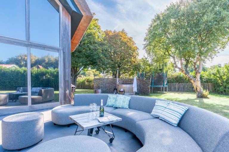 Villa mit Garten und Grill