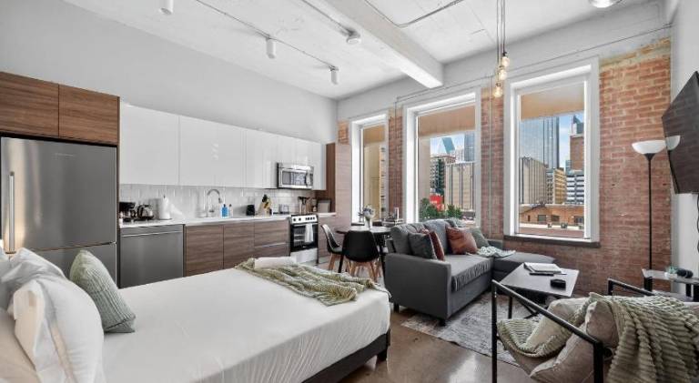 Stunning Downtown Apartment with Pool, Laundry, Parking — photo 2