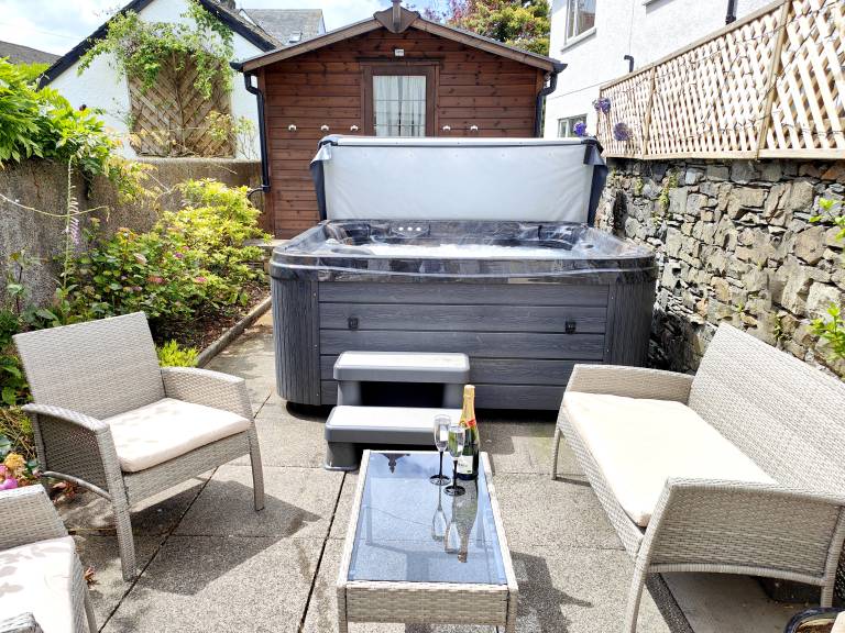 Fully equipped cottage with hot tub & yard | Beach view | Pet-friendly — photo 3