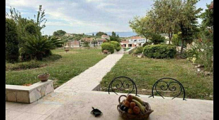 Villa with barbeque, terrace & yard — photo 4