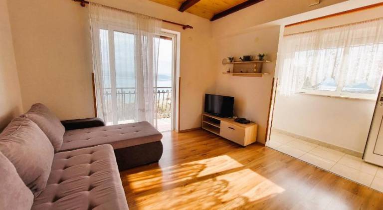 Holiday apartment with barbecue, terrace & yard in Vodice