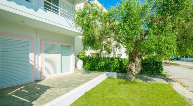 Holiday apartment with yard & patio — photo 5