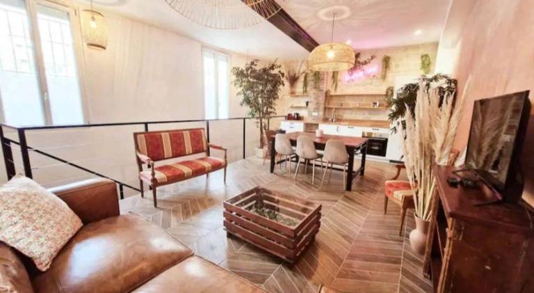 Holiday apartment with patio in Clichy