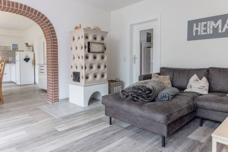 Durchatmen und ankommen: Diese großzügig geschnittene und modern eingerichtete Ferienwohnung begeistert mit Kaminofen, Wintergarten und großer Küche. Zu jeder Jahreszeit gemütlich – ideal für entspannte Küstentage. — photo 4