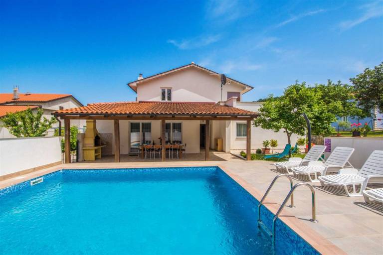 Family-oriented spacious rental with BBQ, yard & pool | Pool view | Pets are welcome — photo 2