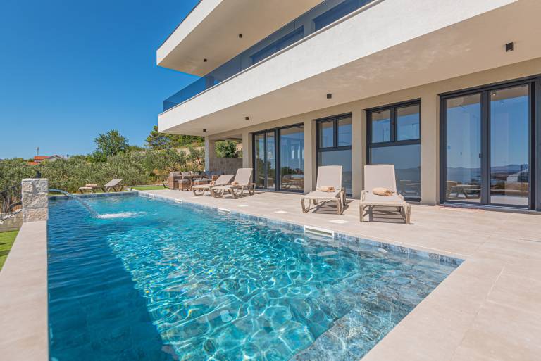 Villa with private pool, patio & BBQ | Garden view — photo 2