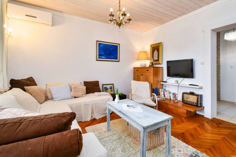 Two bedroom apartment with terrace Barbat, Rab (A-20170-d) — photo 4
