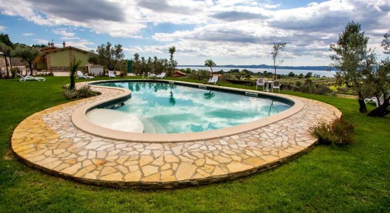 Rental apartment with terrace, yard & barbecue in Bolsena