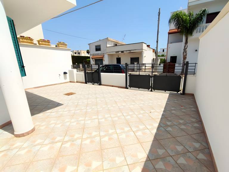 House with yard | City view — photo 3