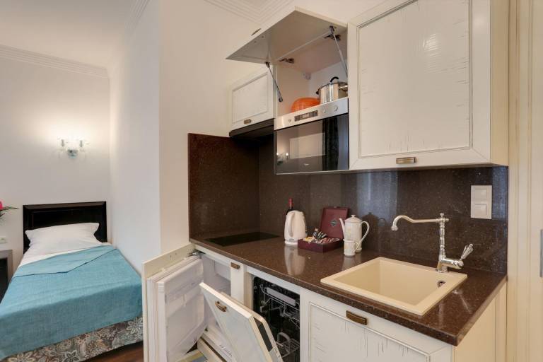 Serviced apartment with patio, garden & hot tub — photo 4