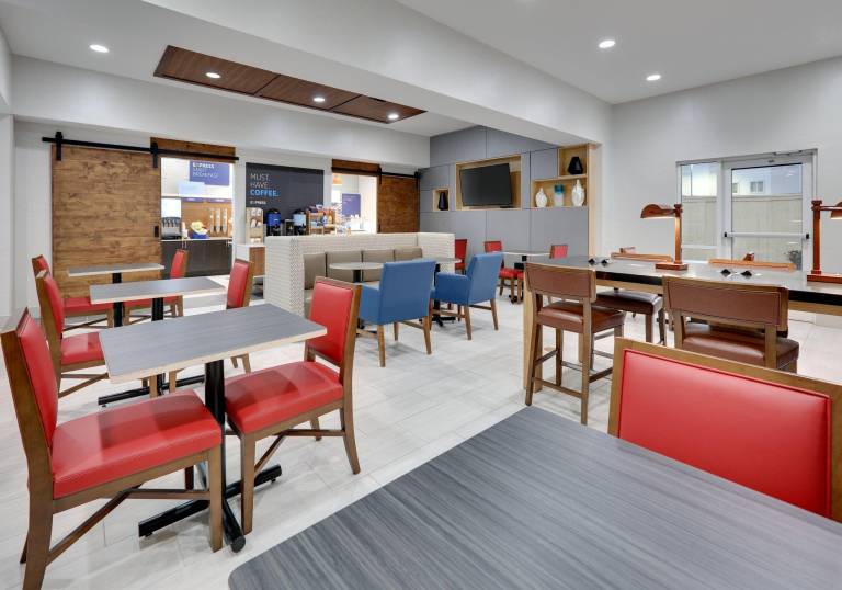 Holiday Inn Express Hotel & Suites Cleburne By IHG — photo 4