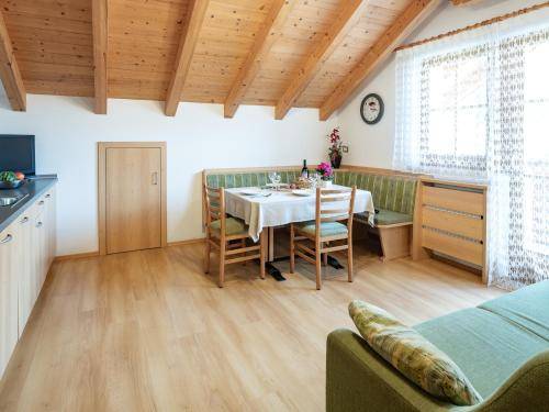 Holiday apartment with terrace & yard — photo 5