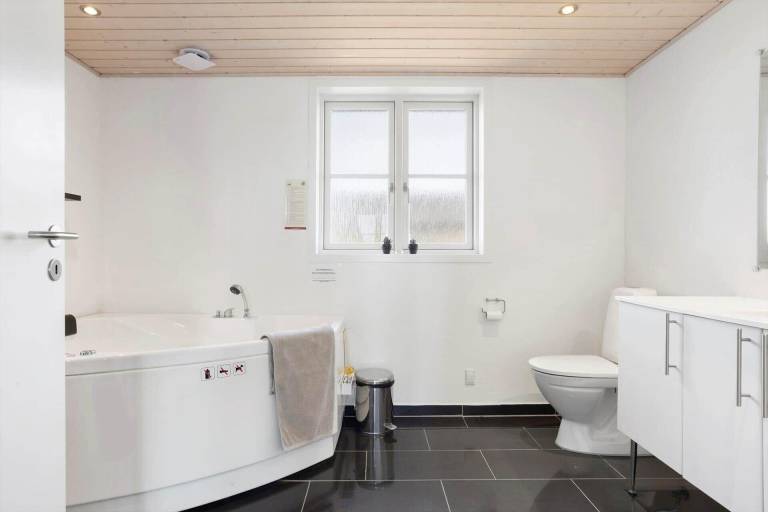 Children-friendly vacation home with grill, hot tub & terrace | Pet-friendly — photo 2