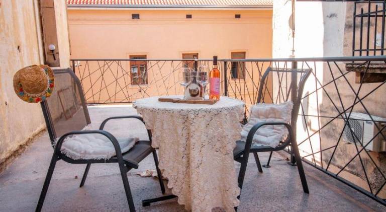 Rental apartment with patio — photo 3