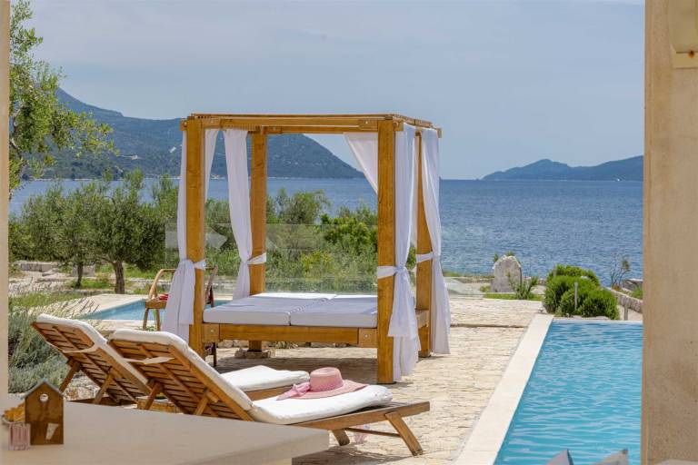 Villa Oasis, 5 bedrooms, heated Pool, Jacuzzi, BeachFront by MyWaycation — photo 4
