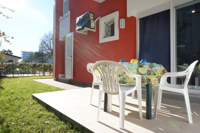 Apartment with garden | Garden view — photo 2