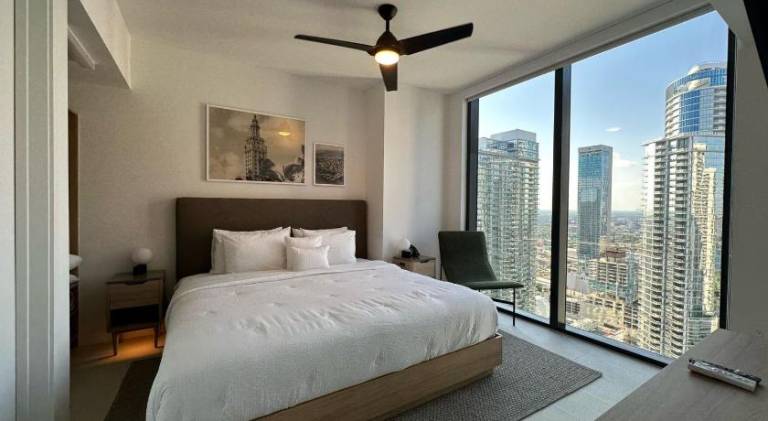 Charming rental apartment with pool | Next to Bayside Marketplace | Pet-friendly — photo 2