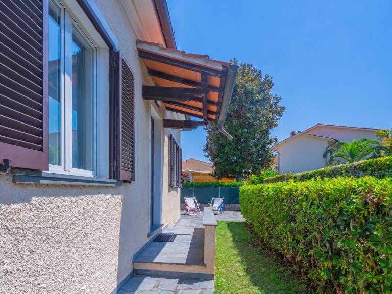 House with BBQ, garden & patio — photo 2