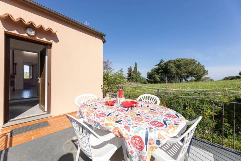 Holiday apartment with patio, yard & barbeque in Portoferraio