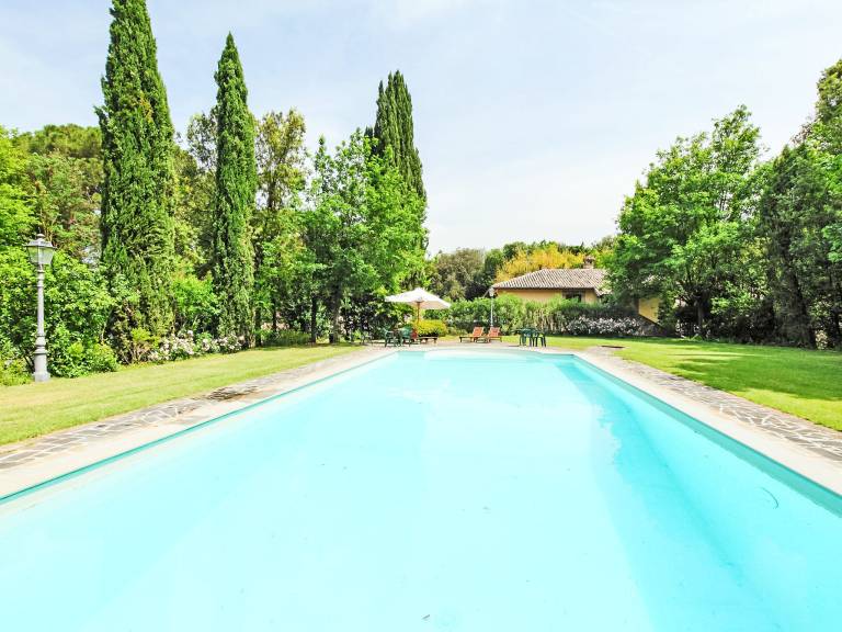 Holiday apartment with pool, yard & patio — photo 5
