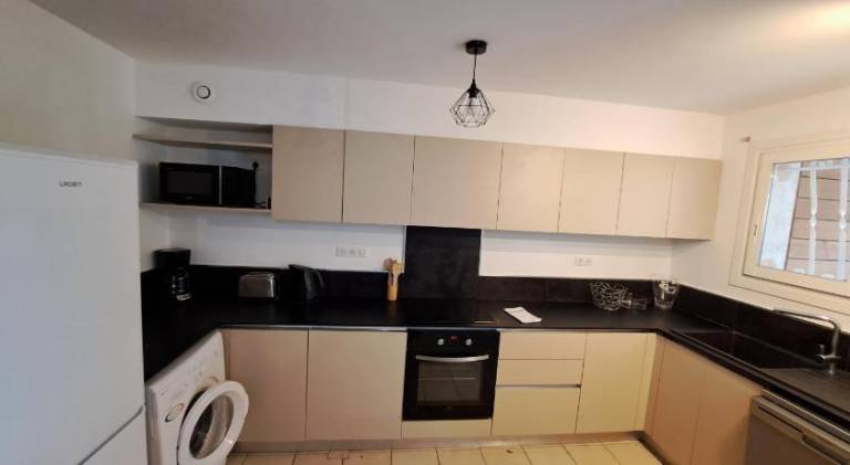 Serviced apartment with yard, pool & BBQ — photo 5
