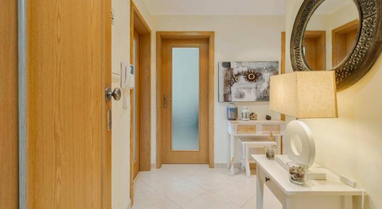 Fully equipped apartment with patio & hot tub | Pet-friendly — photo 4