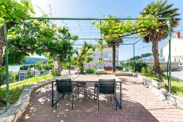Holiday apartment with terrace, BBQ & pool | Garden view — photo 2
